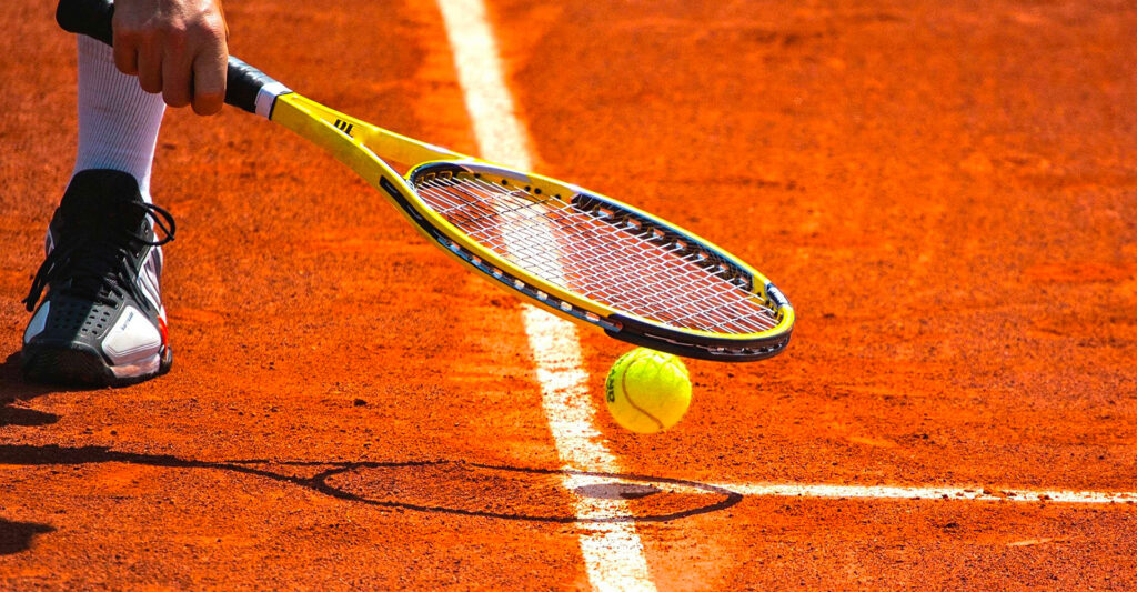 raquete e bola de tênis