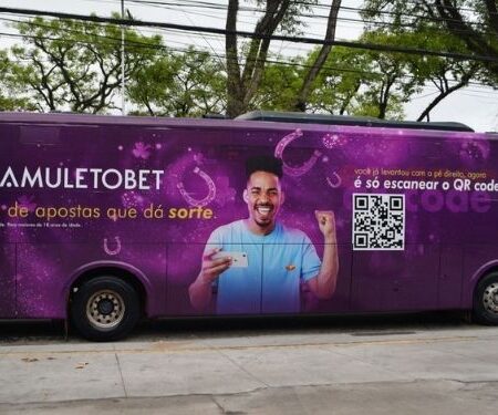 Amuleto Bet aposta em ônibus de publicidade para ampliar sua visibilidade