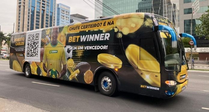 BetWinner expõe sua marca em ônibus que circula por São Paulo